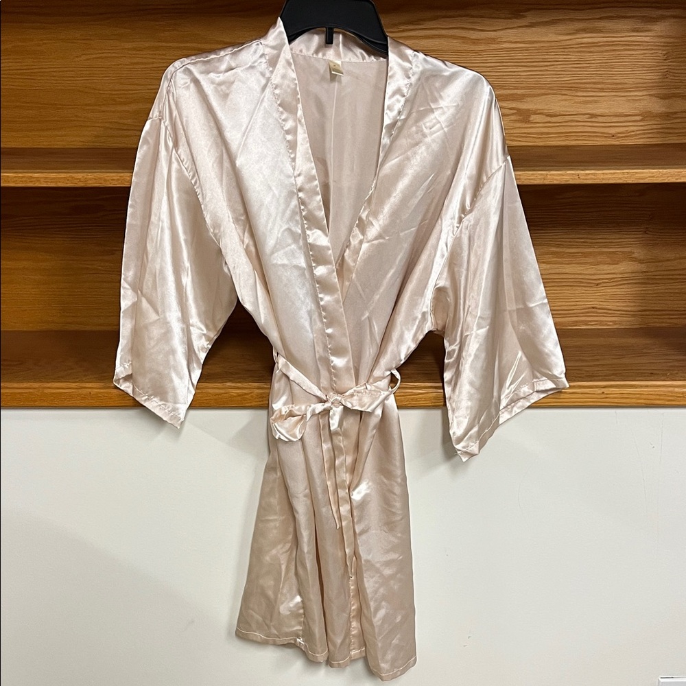 🍀 6/$20 Cream Satin Robe
